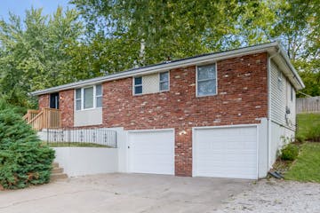 6925 N HICKORY ST KANSAS CITY, MO 64118